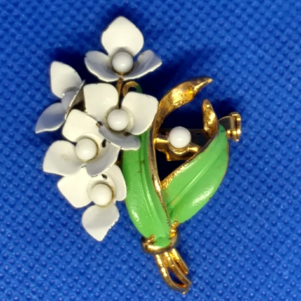 Darling vintage floral brooch white flowers - Picture 3 of 7